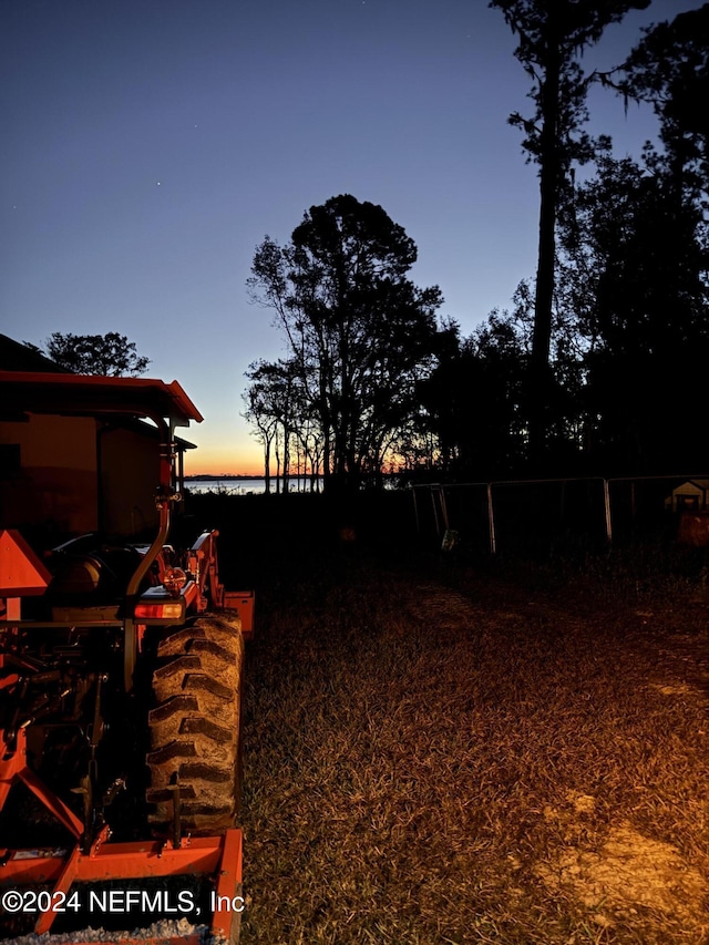 view of yard at dusk