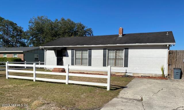 view of front facade featuring a front lawn