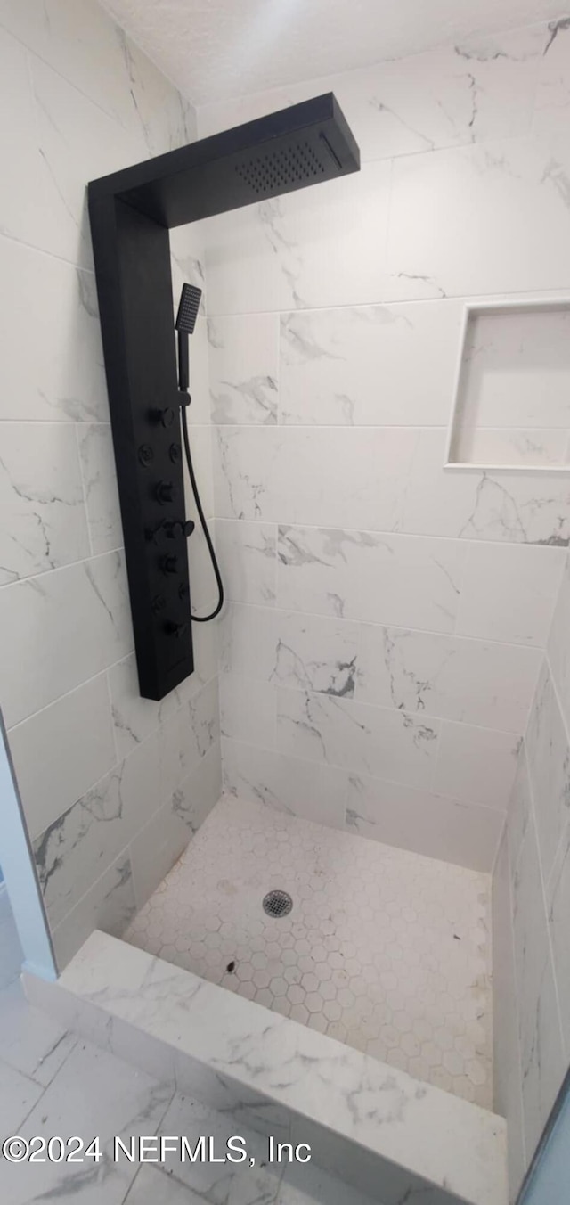 bathroom featuring a tile shower