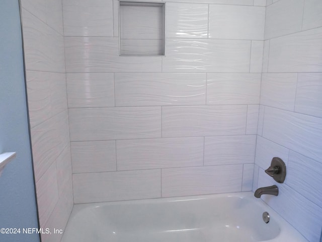 bathroom with tiled shower / bath combo