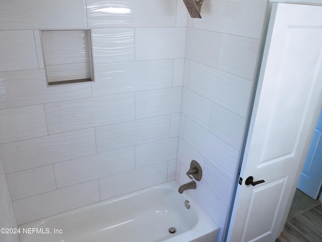 bathroom featuring tiled shower / bath