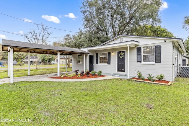 ranch-style home featuring a front lawn and a carport