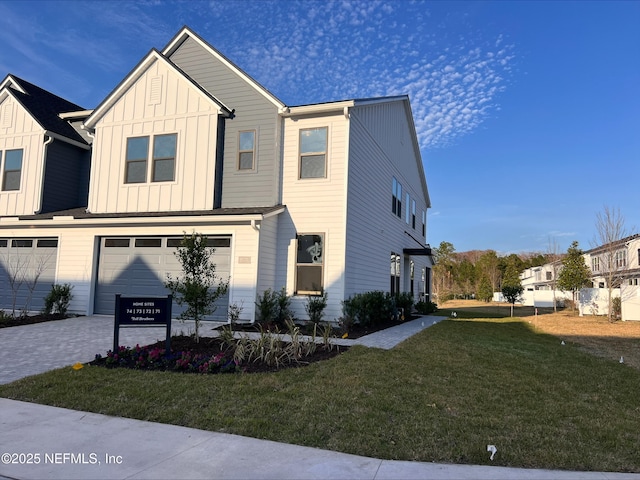 view of front facade featuring a front lawn and a garage