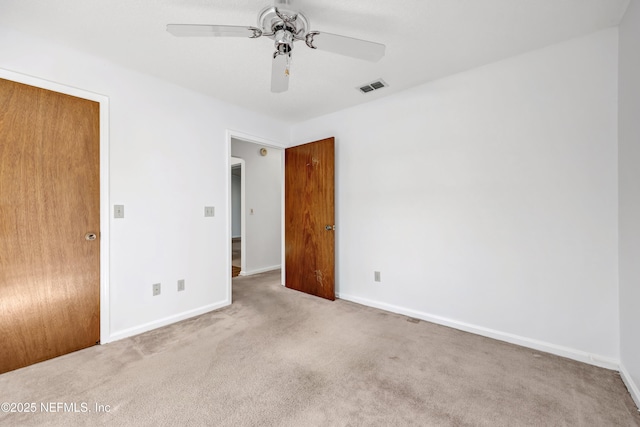 carpeted empty room featuring ceiling fan