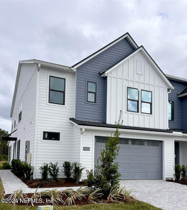 view of front facade featuring a garage