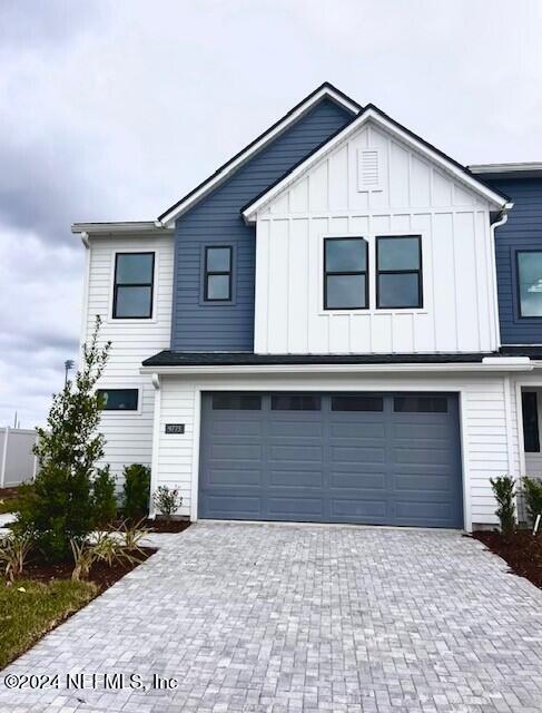 view of front facade featuring a garage