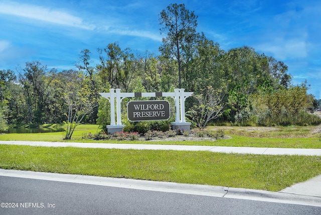 community sign featuring a yard