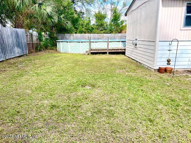 view of yard featuring a fenced in pool