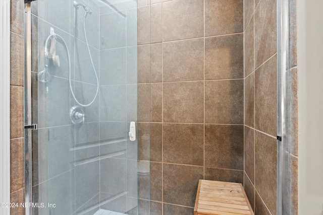 bathroom featuring tiled shower