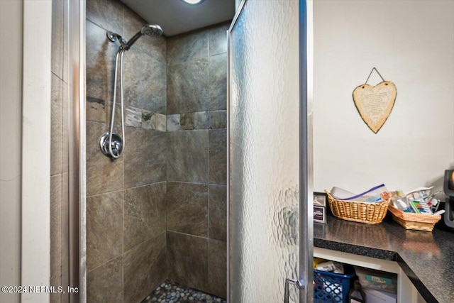 bathroom featuring tiled shower