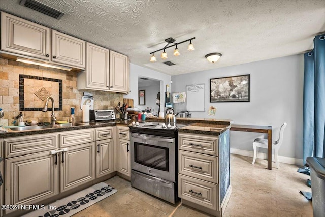 kitchen with sink, backsplash, kitchen peninsula, a textured ceiling, and electric stove