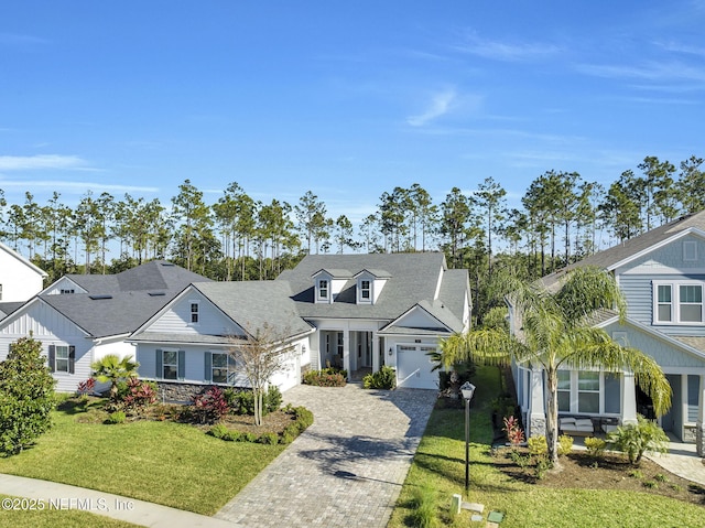 view of front facade featuring a garage and a front yard