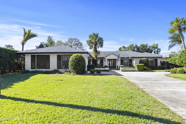 single story home featuring a front lawn