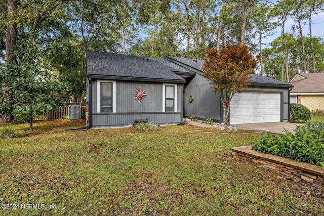 view of front of property featuring a front lawn and a garage