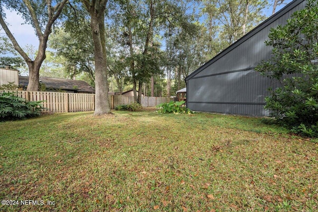 view of yard featuring an outdoor structure