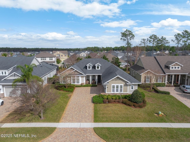 view of front of home featuring a front yard