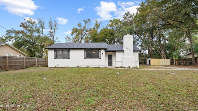 view of front of house featuring a front yard