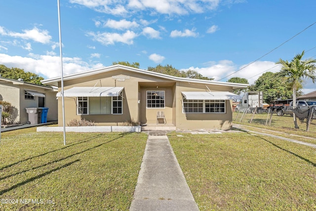 view of front of property featuring a front yard