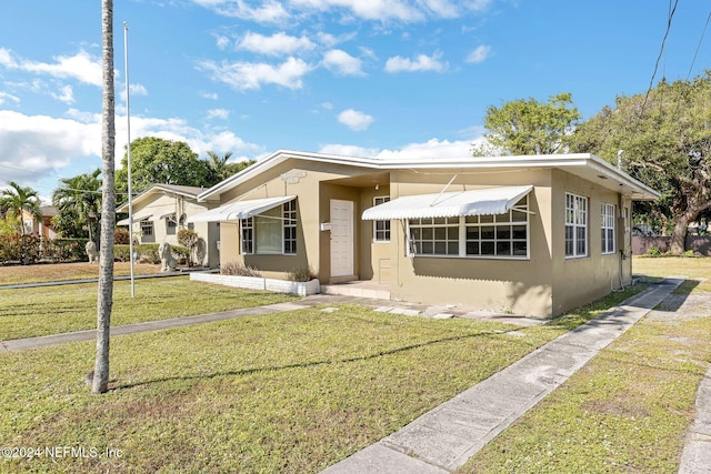 view of front of property featuring a front yard