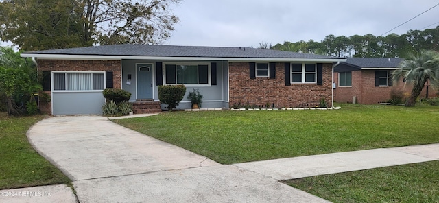 ranch-style home featuring a front lawn