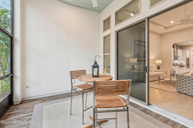 sunroom with ceiling fan