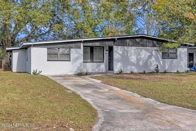 single story home with a front yard