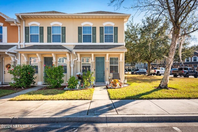 view of front facade with a front yard