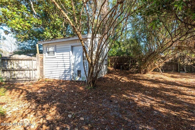 view of yard featuring a storage unit