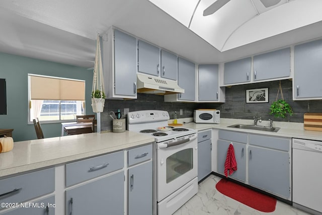 kitchen featuring ceiling fan, sink, tasteful backsplash, white appliances, and gray cabinets