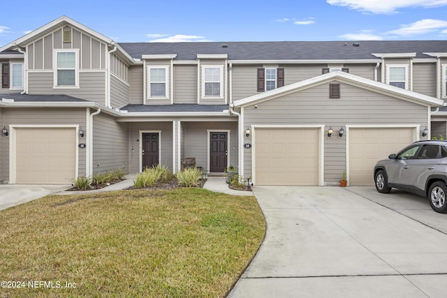 townhome / multi-family property featuring a front lawn