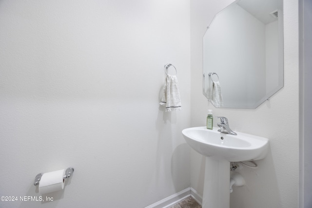 bathroom featuring sink