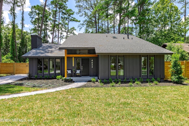 view of front of house with a front lawn