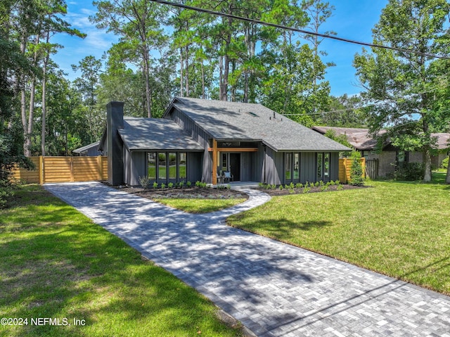 ranch-style house featuring a front lawn