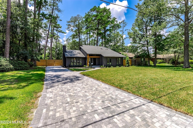 single story home with a front lawn