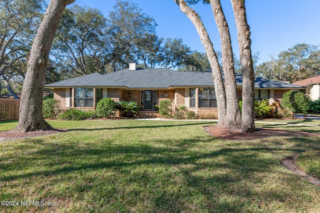 ranch-style home featuring a front lawn