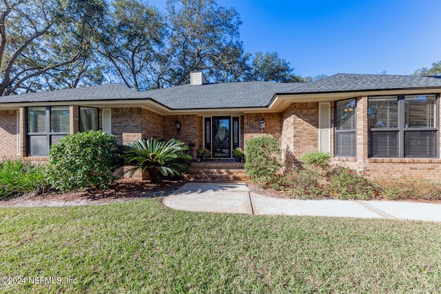 single story home with a front lawn