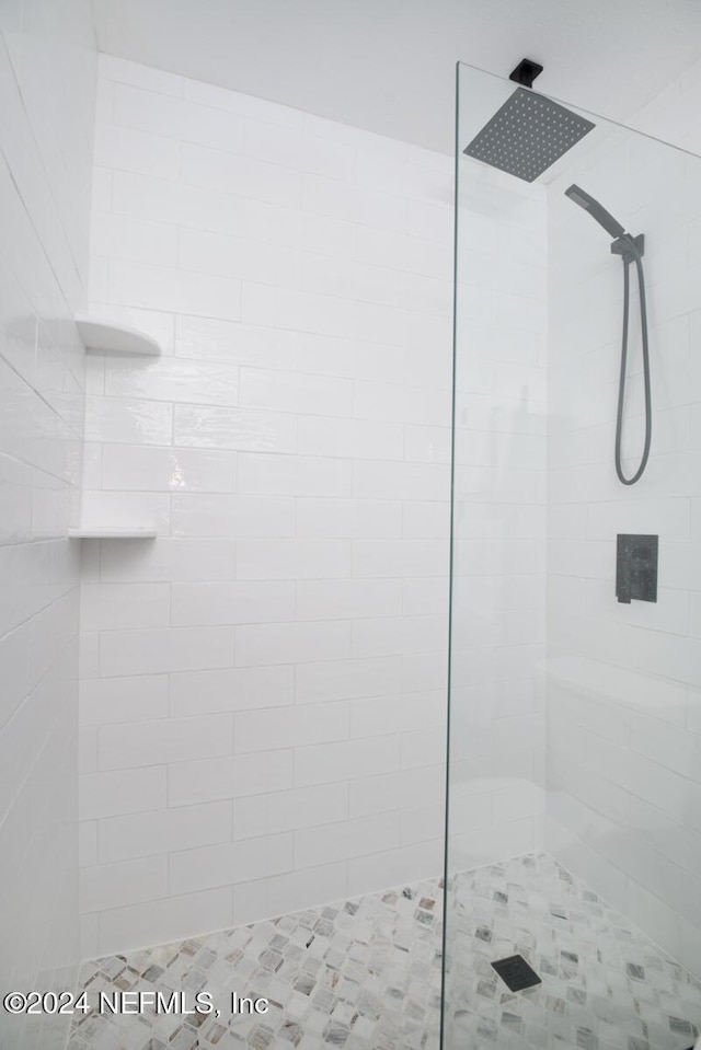 bathroom featuring tiled shower