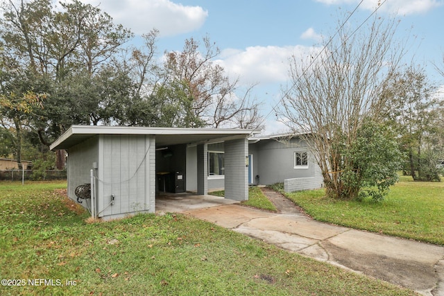 view of front of property with a carport and a front yard