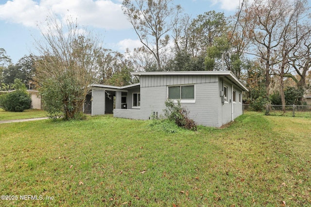 ranch-style house featuring a front lawn