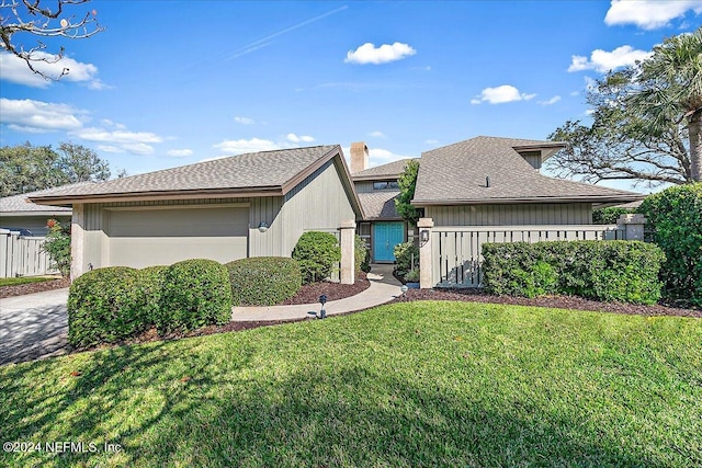 view of front of house featuring a front lawn and a garage