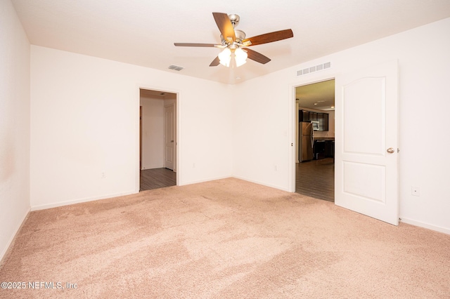 carpeted empty room featuring ceiling fan