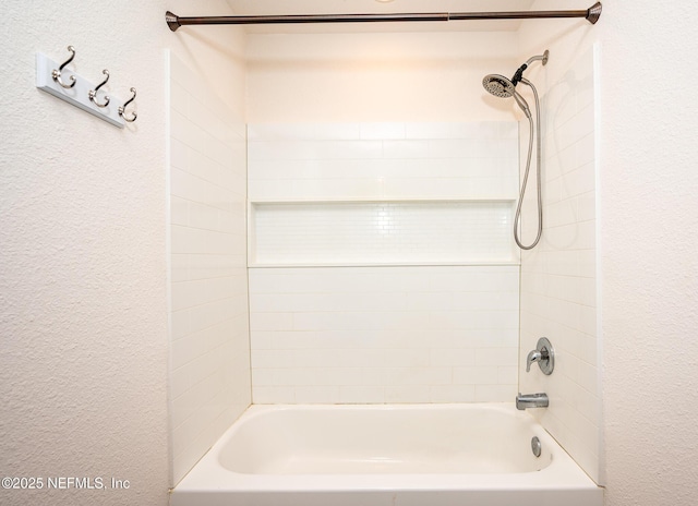 bathroom featuring tiled shower / bath combo