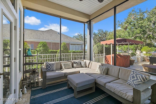 sunroom with ceiling fan