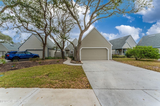 view of front of house featuring a front lawn