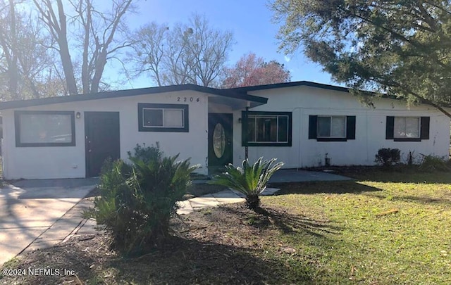 single story home featuring a front yard