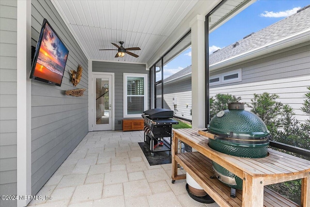 sunroom with ceiling fan