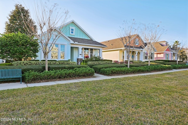 view of front of home featuring a front lawn