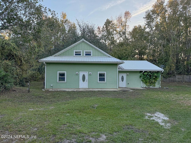 view of front of property with a front lawn