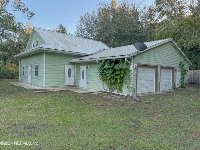 view of front facade featuring a front lawn and a garage