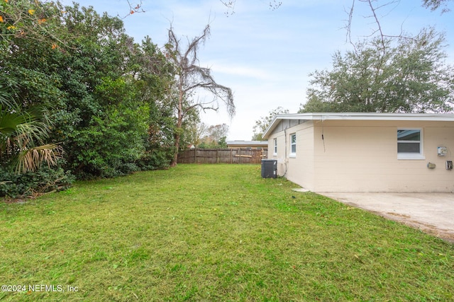 view of yard featuring central AC unit